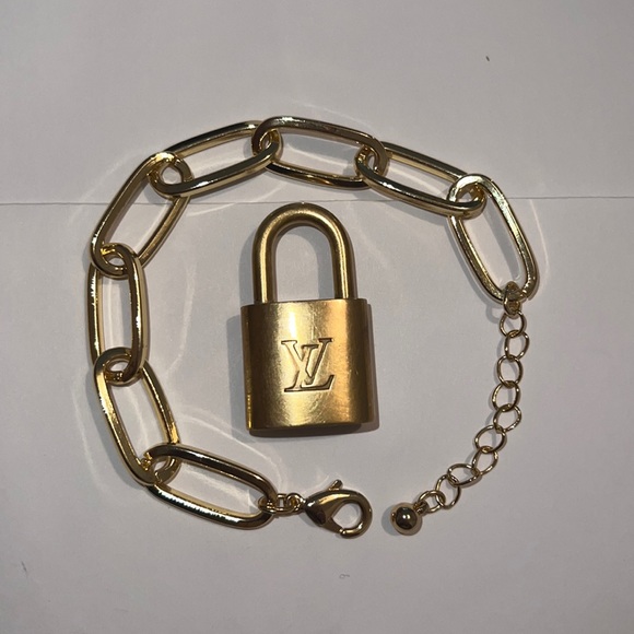 LV Lock # 337 (no key) with unbranded bracelet - Picture 2 of 6